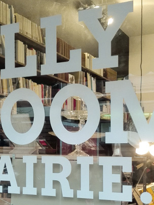 Gros plan sur les lettres adhésives de la vitrine