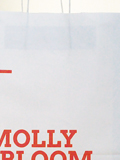 photographie du sac avec le logotype de la librairie et l'adresse du site web, imprimÃ© en flexographie, Pantone Warm Red sur kraft